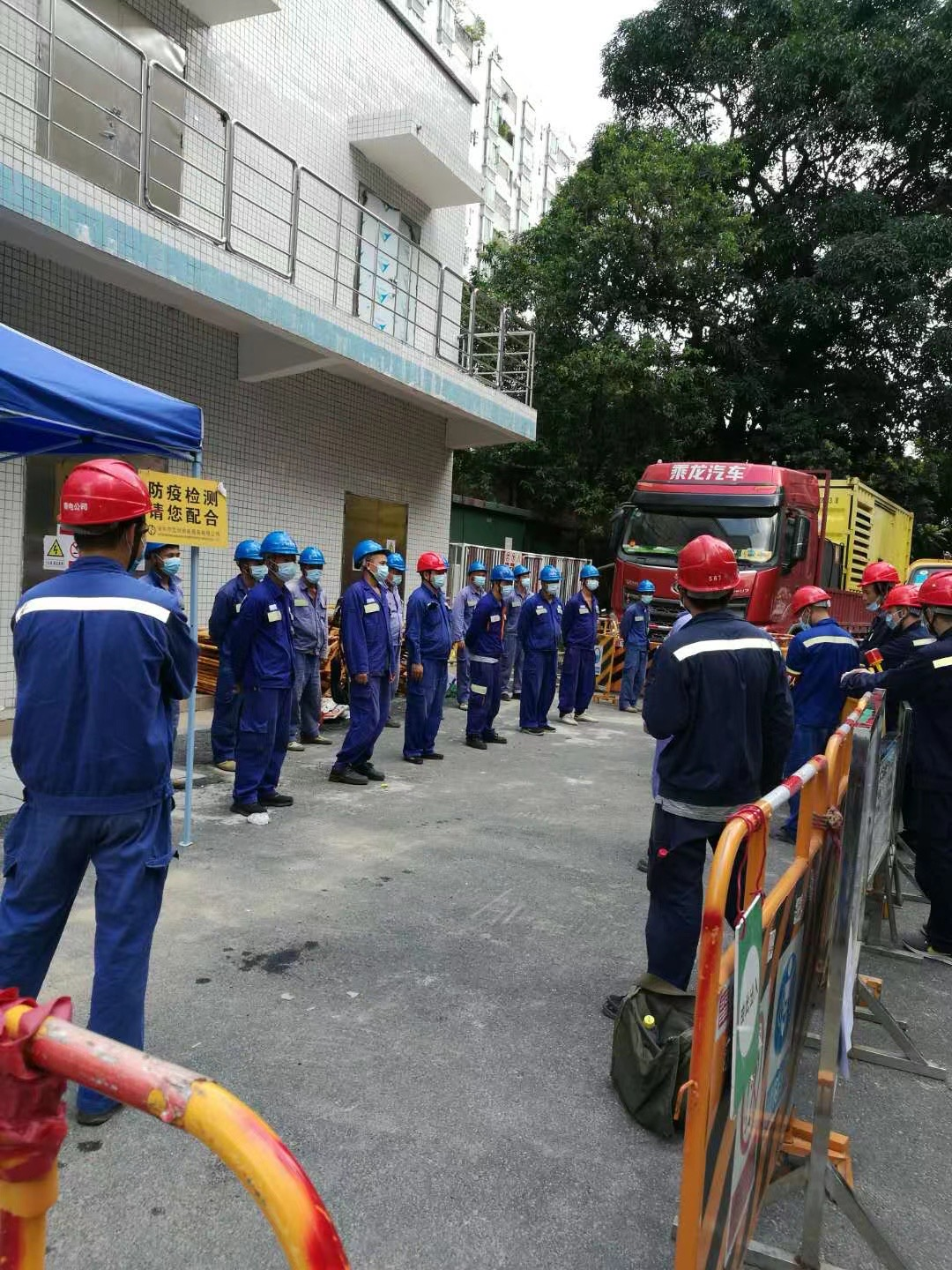 基础电力施工团队开展现场安全交底