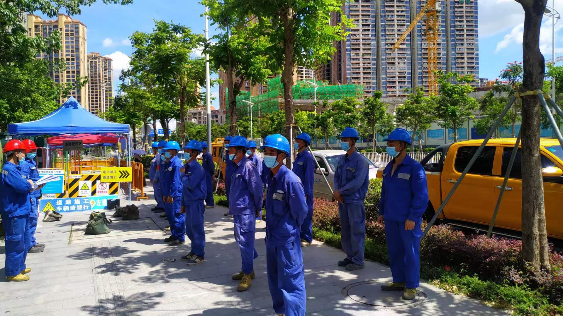 基础电力施工团队在城市项目现场列队