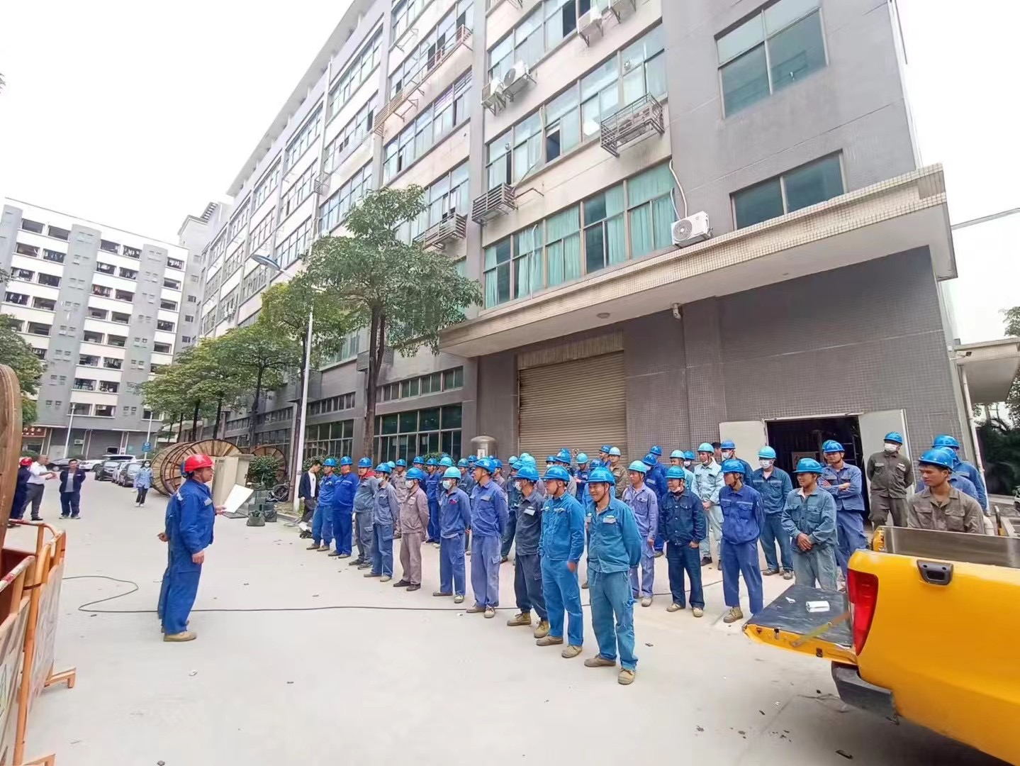 基础电力施工团队在工业现场进行工作部署